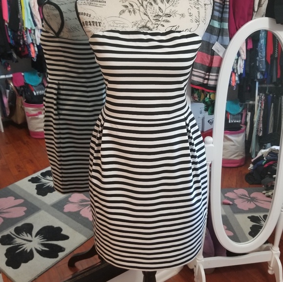 Express Dresses & Skirts - 🖤Express Strapless Striped Dress🖤